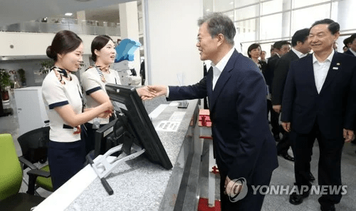 Президент Кореи и работницы информационного бюро